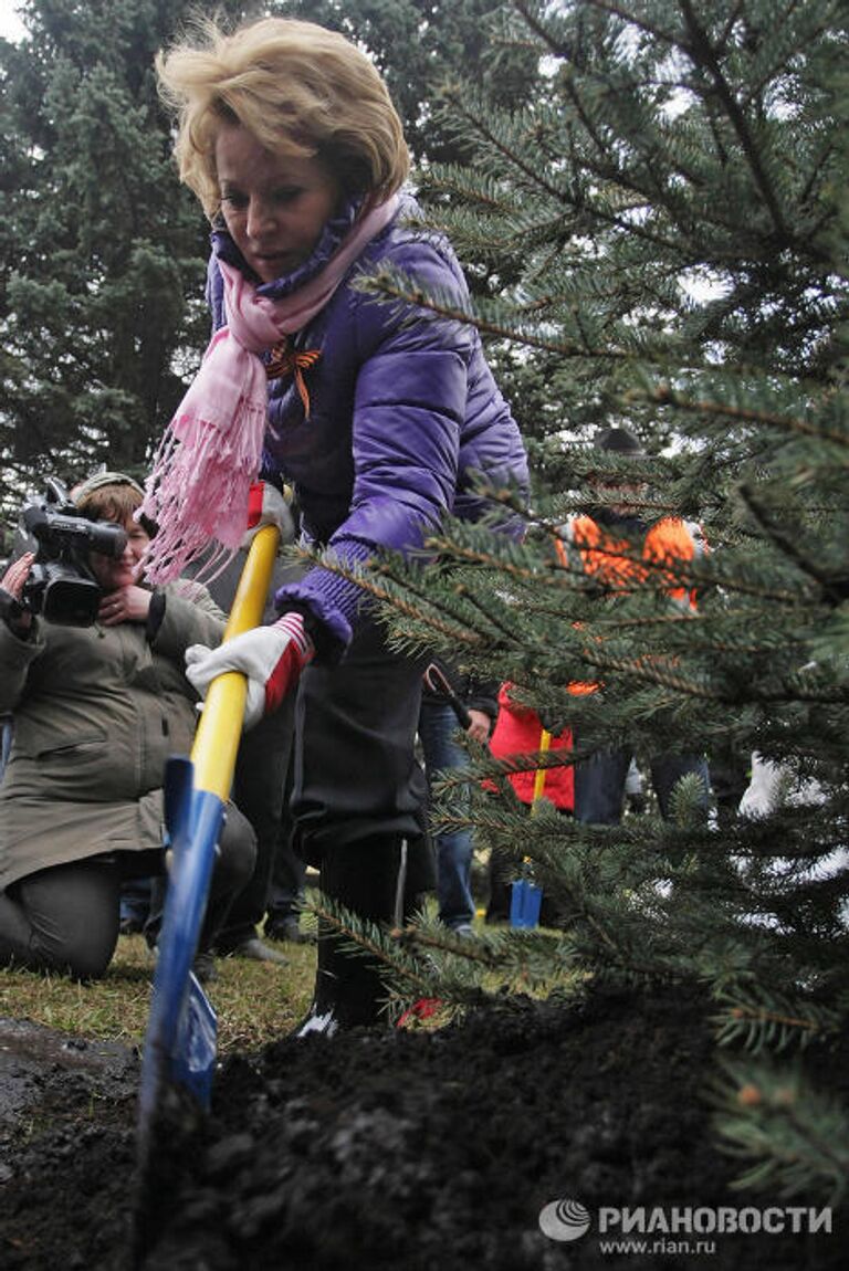 Губернатор Санкт-Петербурга Валентина Матвиенко во время общегородского субботника