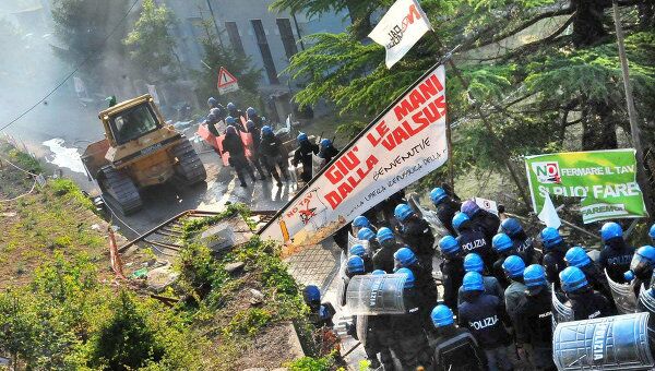 Акция протеста против строительства железнодорожной линии Турин-Лион на севере Италии