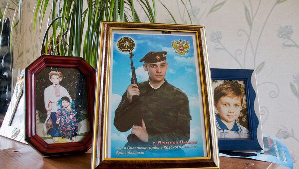 Фотографии военнослужащего Марата Кабирова в доме его матери Резеды Галлямовой