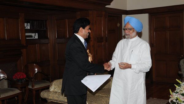 Премьер-министр Индии Манмохан Сингх поздравляет лауреата Международной премии Мерлина Гопината Мутукада