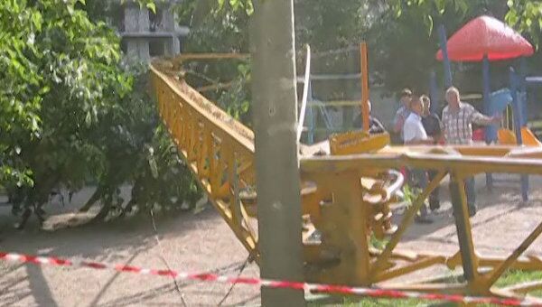 Башенный кран упал на детскую площадку на юго-западе столицы