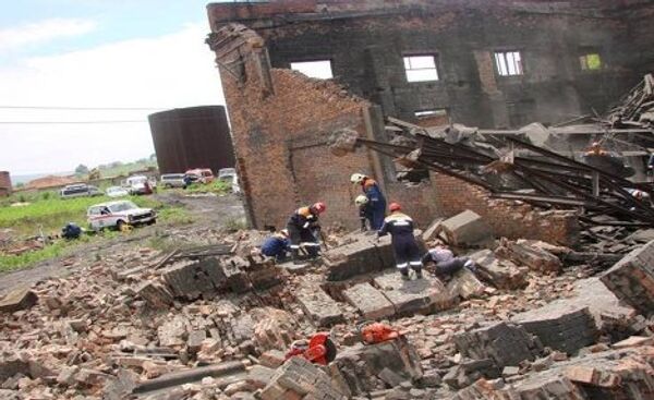 Спасатели разбирают завалы на месте обрушения стены во Владивостоке