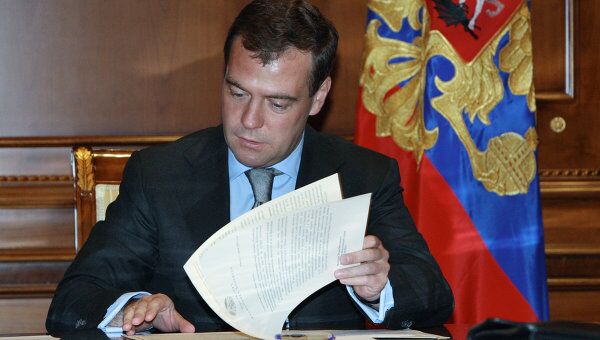 Медведев подписал закон об отсрочке от призыва выпускникам школ