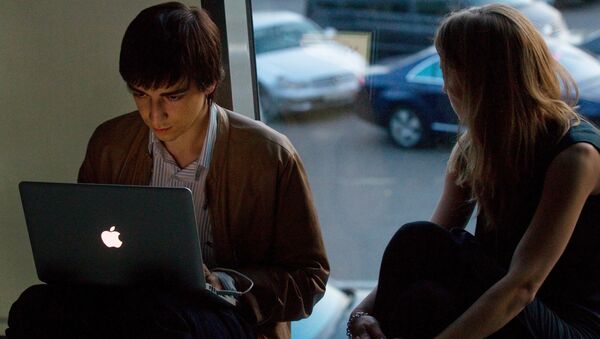 Молодые люди с ноутбуком. Архивное фото