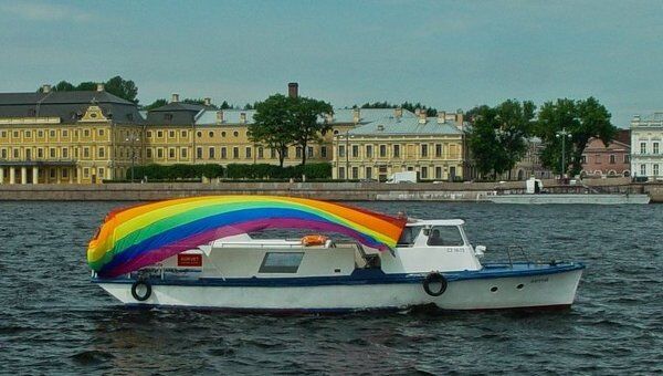 В Петербурге состоялся гей-парад на воде