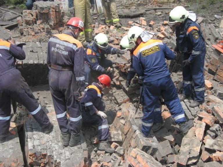 Спасатели разбирают завалы на месте обрушения стены во Владивостоке