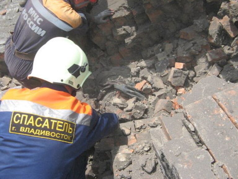 Спасатели разбирают завалы на месте обрушения стены во Владивостоке