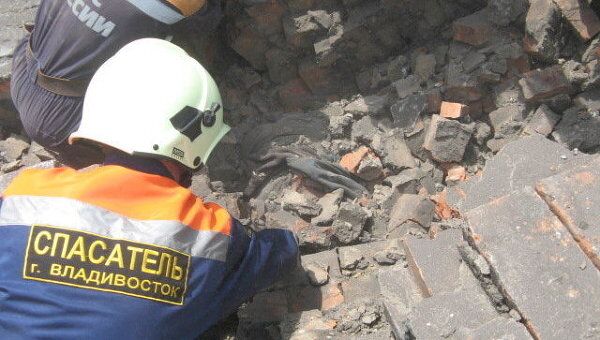Спасатели разбирают завалы на месте обрушения стены во Владивостоке