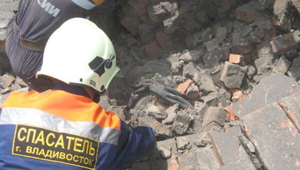 Стена здания кирпичного завода во Владивостоке рухнула при попытке разобрать её