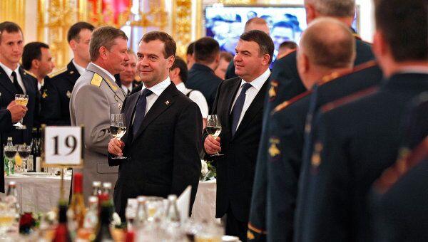 Президент РФ Д.Медведев поздравил в Кремле выпускников военных вузов с завершением учебы