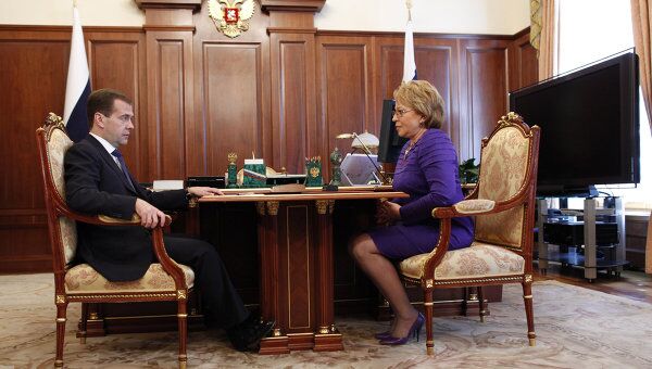 Президент России Дмитрий Медведев встретился с губернатором Санкт-Петербурга Валентиной Матвиенко. Архив