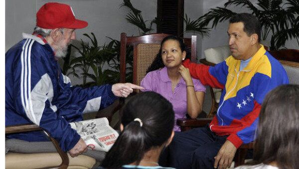 Президент Венесуэлы Уго Чавес на встрече с экс-главой Кубы Фиделем Кастро 28 июня 2011 г.