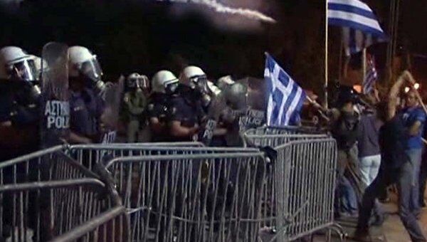  Греческие анархисты вышли на полицейских с лазерами и камнями