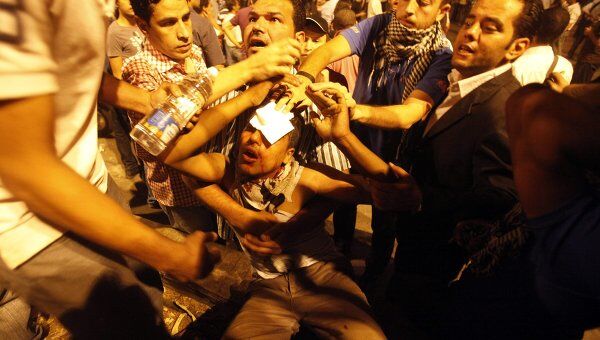 Столкновения молодежи с полицией в Каире 