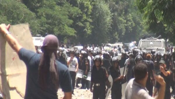 Толпа закидала полицейских камнями, полиция ответила гранатами с газом