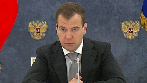 Медведев требует обеспечить эффективную децентрализацию полномочий властей