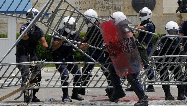 Разгон полицией массовых демонстраций против мер по сокращению расходов в Греции