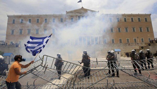 Парламент Греции принял среднесрочную программу экономии до 2015 года