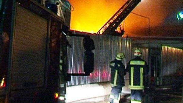 Более 25 пожарных расчетов тушили пожар на территории завода в Москве