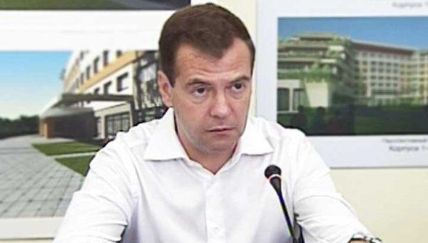 Медведев потребовал срочно передать городу земли Минобороны во Владивостоке