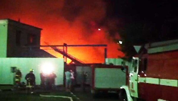 Пожарные два часа боролись с огнем на заводе Айс-Фили в Москве