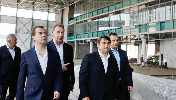 Медведев: чиновники лично ответят за срыв сроков сдачи объектов к АТЭС