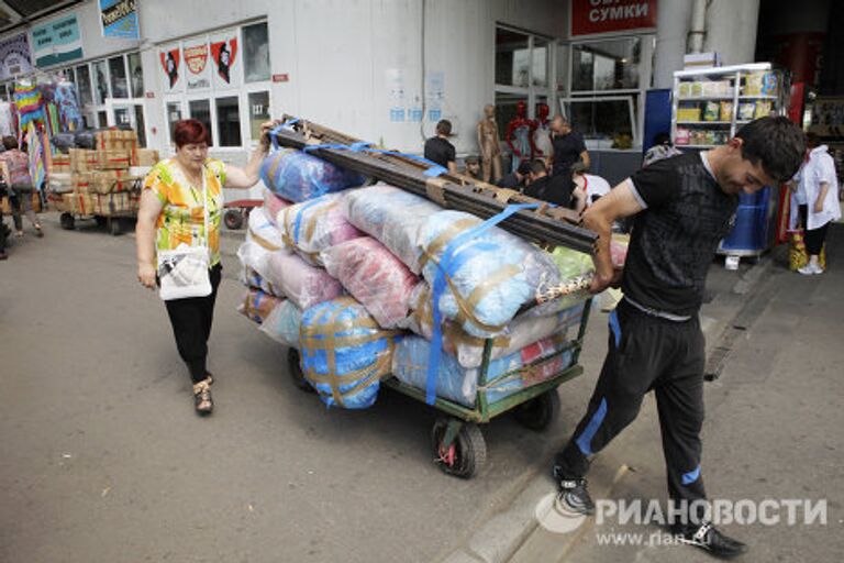 Последний день работы вещевого рынка в Лужниках