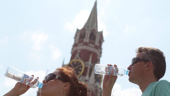 Москвичи пьют воду. Архив