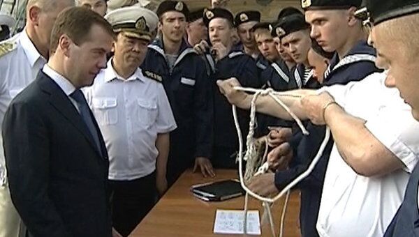 На фрегате Паллада Медведеву показали, как вязать морской узел