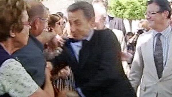 Хулиган схватил за пиджак Николя Саркози, протестуя против операции в Ливии