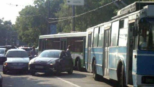 Движение транспорта по Нагатинской улице затруднилось из-за ДТП