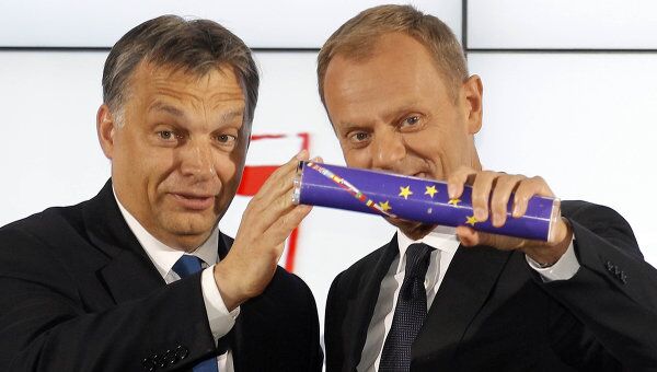 Премьер-министр Венгрии Виктор Орбан  передает флаг ЕС польский коллеге Дональду Туску, Варшава