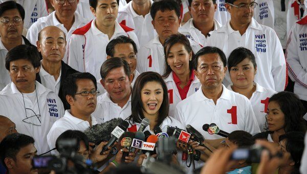 В центре Йинглак Чинават, первая женщина-кандидат на пост премьера в истории Таиланда