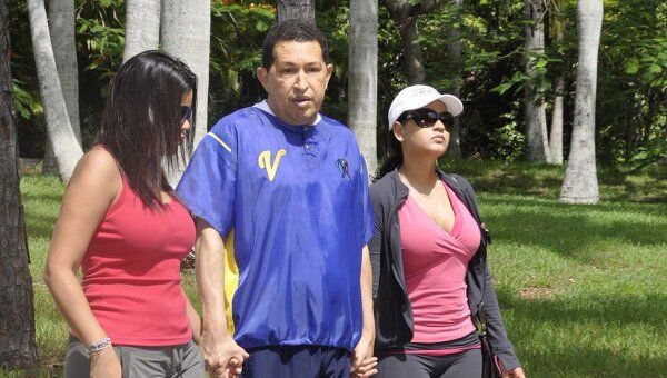 Уго Чавес на Кубе во время прогулки с дочерьми