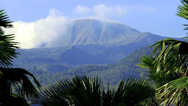 Вулкан Локон в Индонезии 