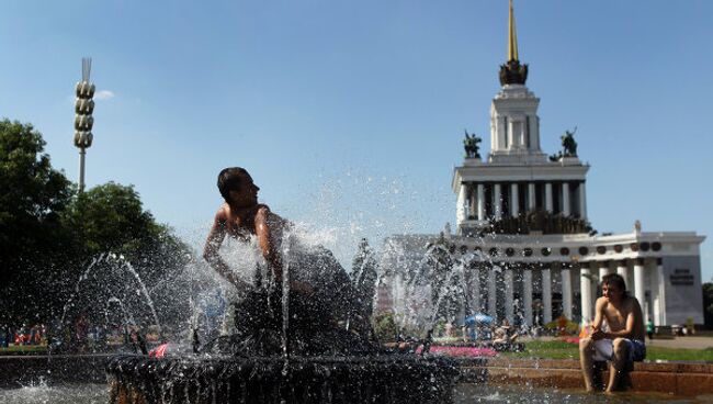 Отдых москвичей  на территории ВВЦ. Архив 