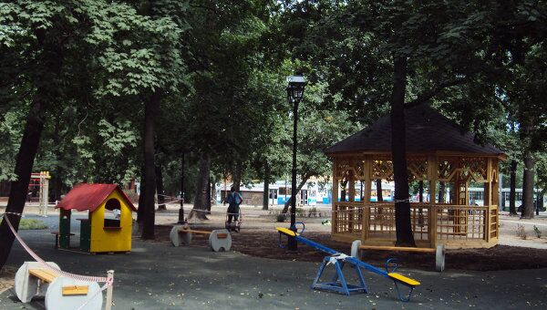 Детская площадка, расположенная на территории бывшего Семеновского кладбища на востоке Москвы