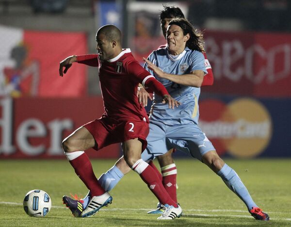 Игровой момент матча Перу - Уругвай