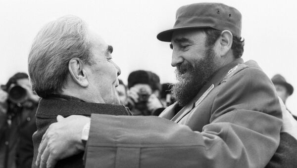 Л.И.Брежнев и Фидель Кастро в аэропорту Внуково. Архивное фото