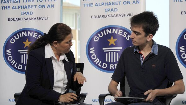 Сын Саакашвили установил рекорд по скорости набора алфавита на iPad