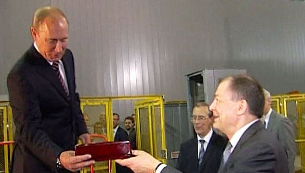 Путину в Дубне рассказали, как с помощью золота можно изучать Вселенную