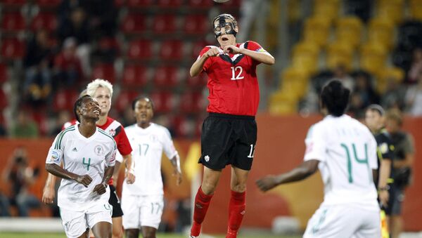 Капитан женской сборной по футболу Канады Кристин Синклер играет головой в матче против команды Нигерии на ЧМ в Германии