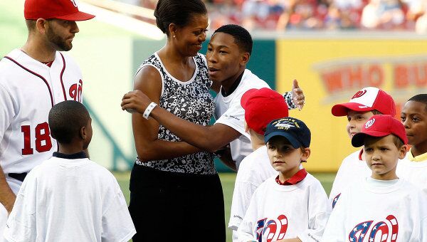 Мишель Обама на бейсбольном матче между командами Вашингтон Нэшионалс и Чикаго Кабс