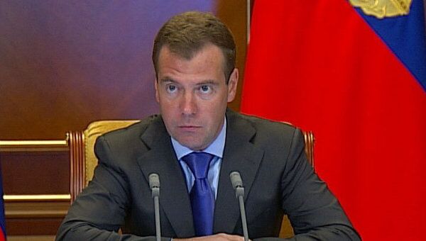 Медведев на специальном совещании напомнил чиновникам о своих поручениях