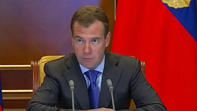 Медведев на специальном совещании напомнил чиновникам о своих поручениях