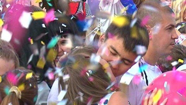 Москвичи отметили День поцелуев массовым поцелуем в парке Горького