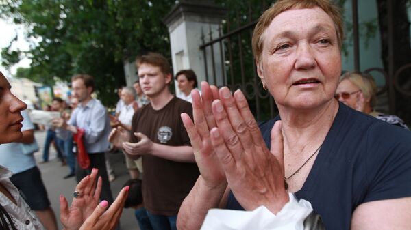 Молчаливую акцию солидарности с народом Белоруссии у посольства этой страны провело движение Солидарность