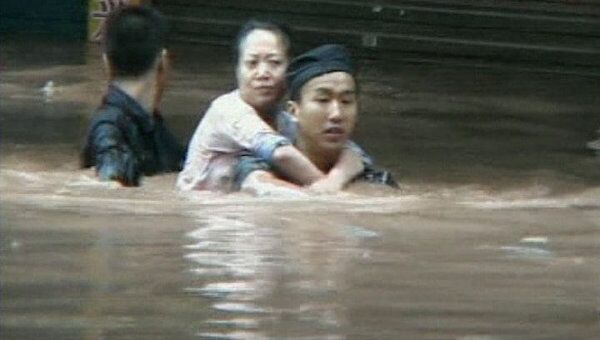 Жители затопленной Сычуани убегают от паводка по шею в воде