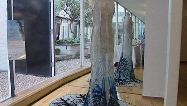Наноплатье, которое может очищать окружающую среду, представили в Лондоне