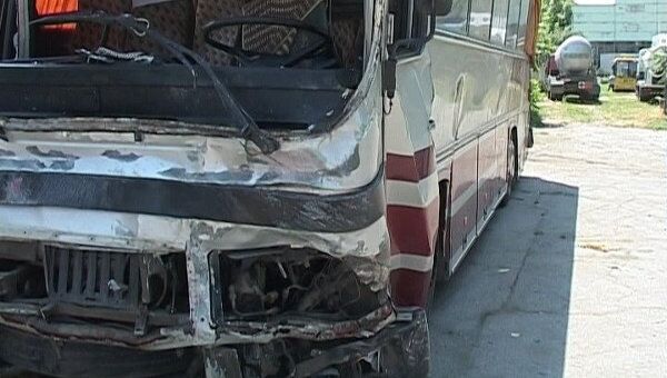 От удара с иномаркой экскурсионный автобус опрокинулся в кювет
